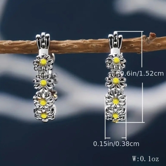 DAISY Flower Hoop Earrings, Summer Earrings - NWT - Picture 3 of 3